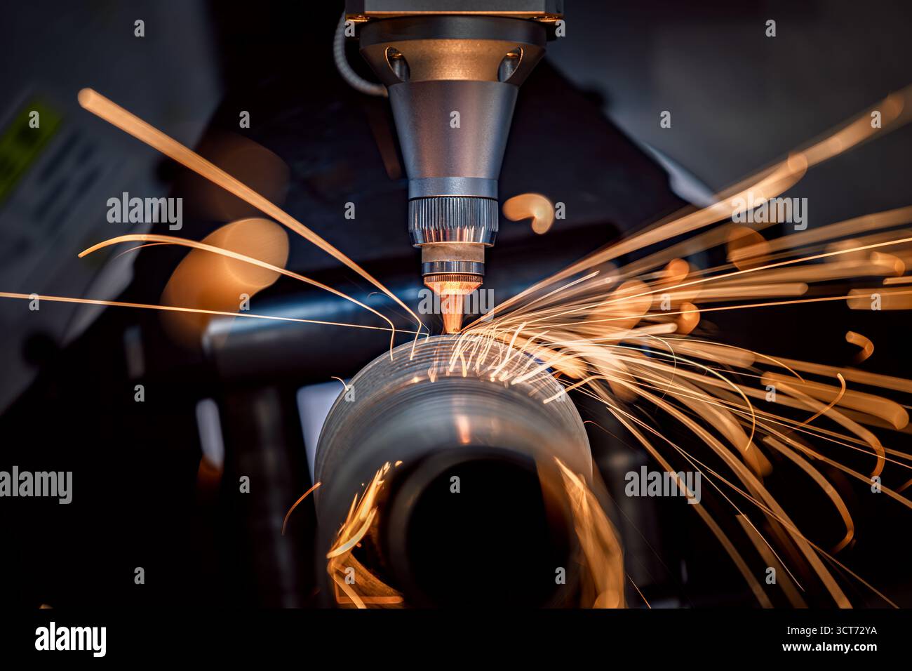 Taglio laser CNC e gas di metalli, moderna tecnologia industriale che rende dettagli industriali. L'ottica laser e il CNC vengono utilizzati per dirigere il materiale o Foto Stock