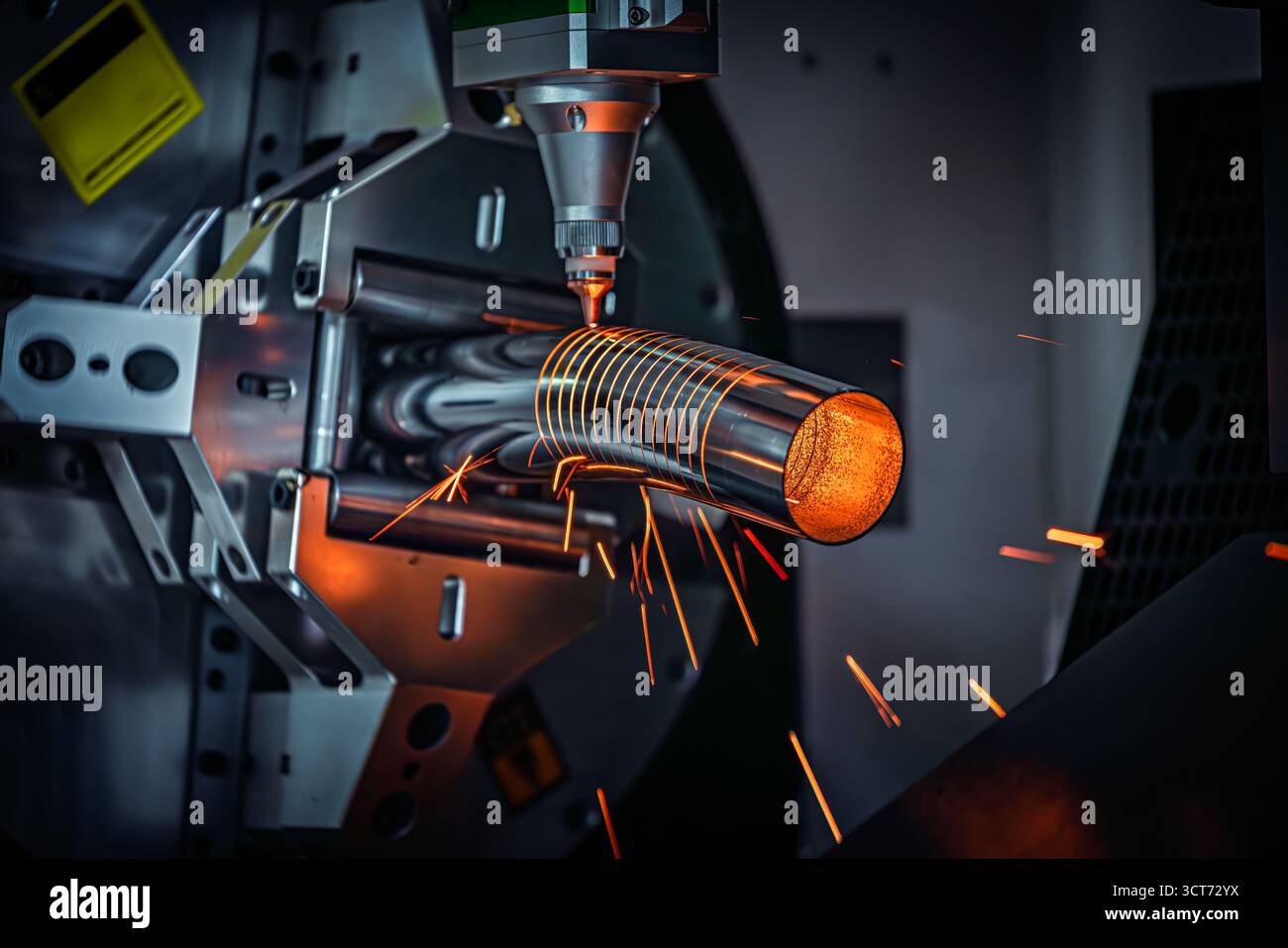Taglio laser CNC e gas di metalli, moderna tecnologia industriale che rende dettagli industriali. L'ottica laser e il CNC vengono utilizzati per dirigere il materiale o Foto Stock