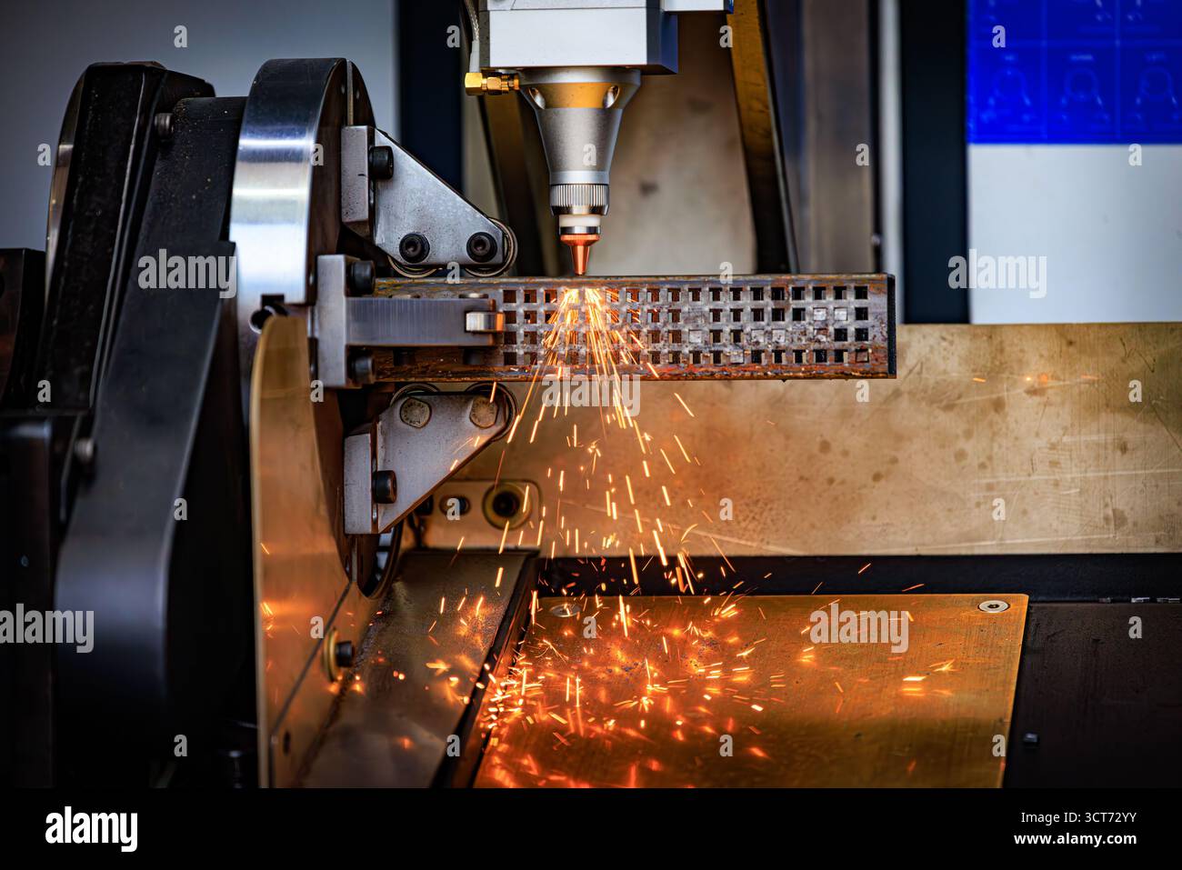 Taglio laser CNC e gas di metalli, moderna tecnologia industriale che rende dettagli industriali. L'ottica laser e il CNC vengono utilizzati per dirigere il materiale o Foto Stock