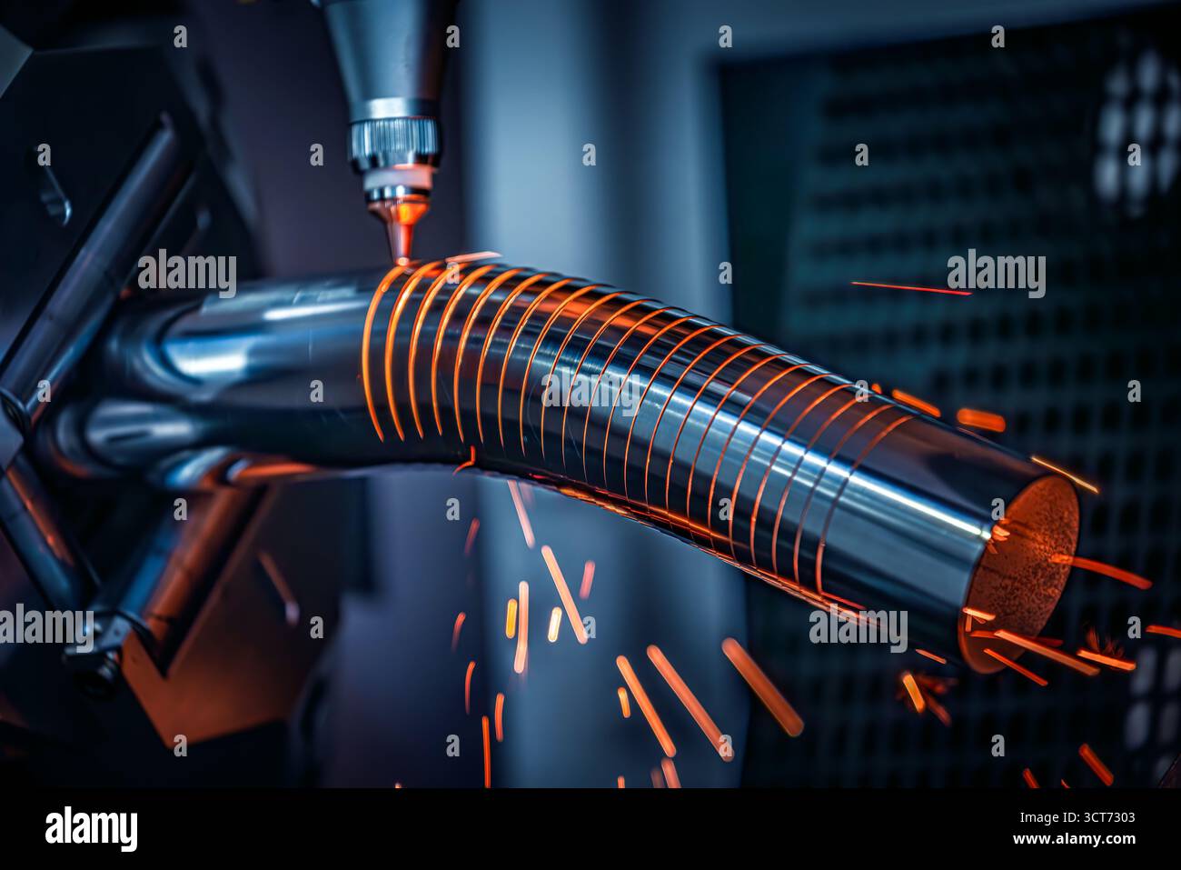 Taglio laser CNC e gas di metalli, moderna tecnologia industriale che rende dettagli industriali. L'ottica laser e il CNC vengono utilizzati per dirigere il materiale o Foto Stock