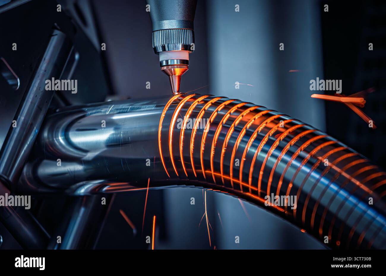Taglio laser CNC e gas di metalli, moderna tecnologia industriale che rende dettagli industriali. L'ottica laser e il CNC vengono utilizzati per dirigere il materiale o Foto Stock
