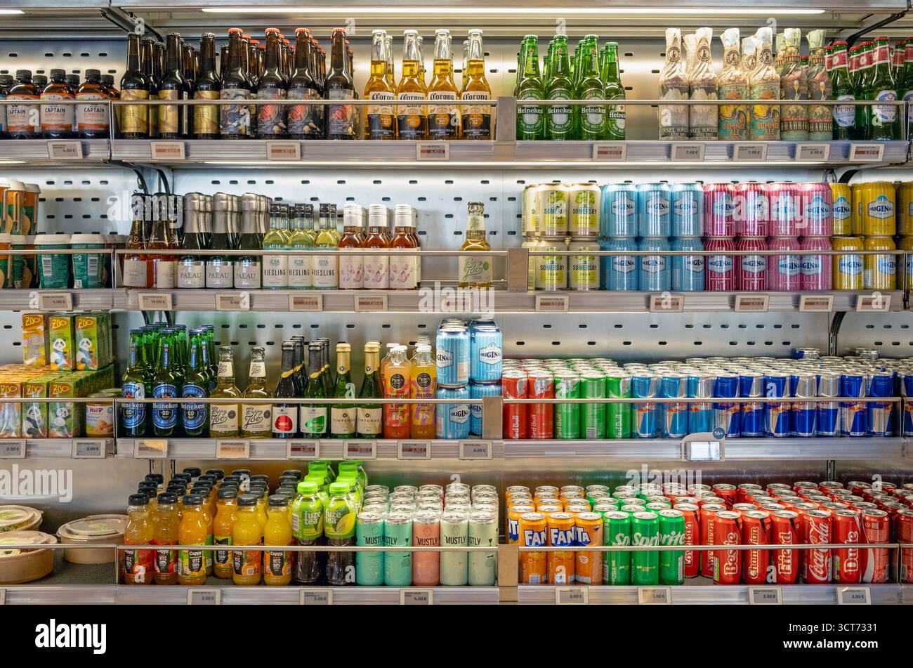 Varie bevande analcoliche e alcoliche in vendita sullo scaffale del negozio Foto Stock