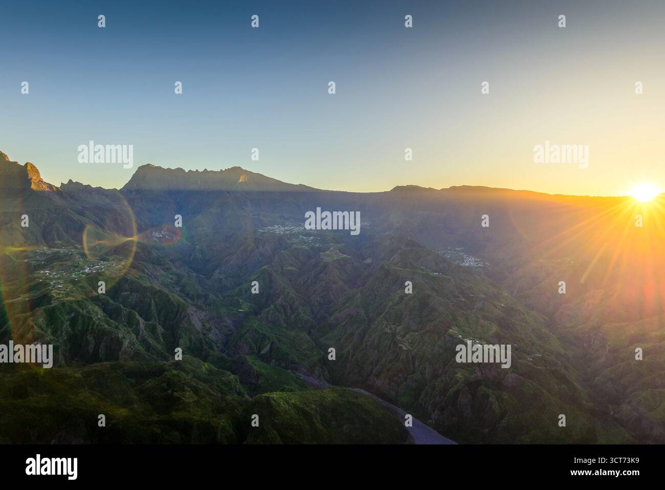 Le prime luci della giornata sul Circo Cilaos a Reunion Island da Les Makes Foto Stock