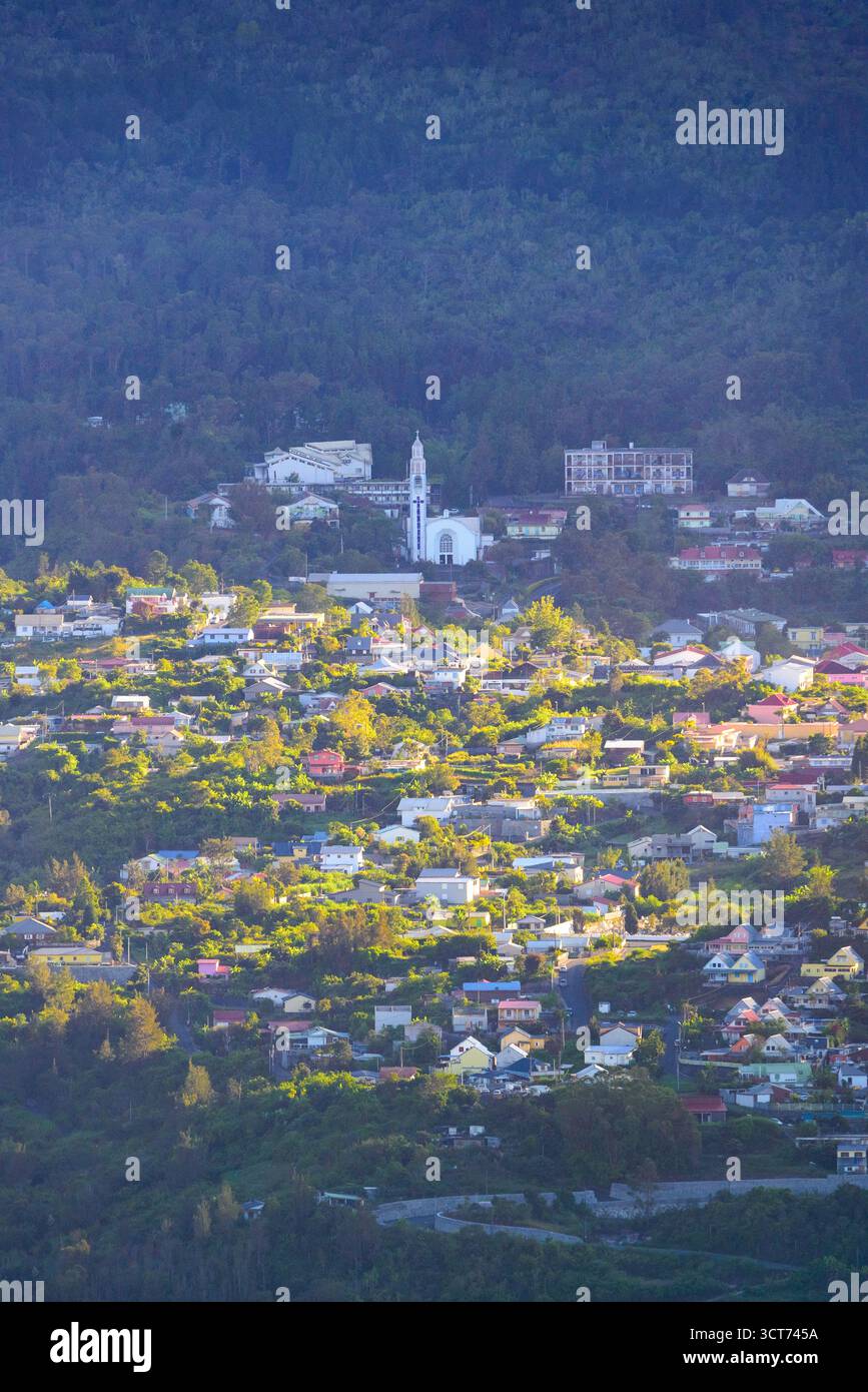 Villaggio di Cilaos e chiesa all'alba sull'isola di Reunion nell'Oceano Indiano durante una giornata di sole Foto Stock