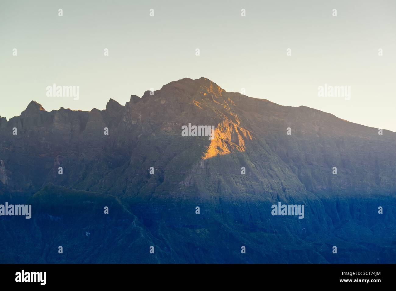 Cima del Piton des Neiges con le prime luci del sole della giornata all'isola di Reunion nell'Oceano Indiano Foto Stock