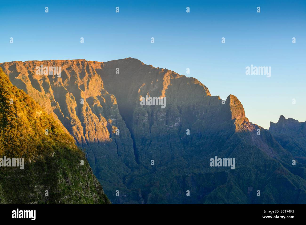 Le montagne del Cilaos Circus con uno splendido cielo blu sull'isola di Reunion nell'Oceano Indiano Foto Stock