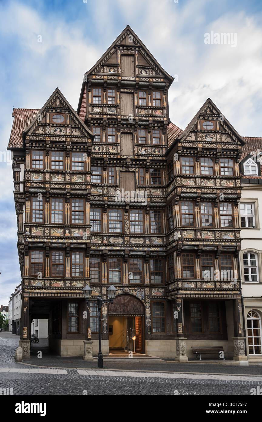 La tradizionale architettura a telaio in legno riempie la piazza del mercato di Hildesheim, Germania. Foto Stock