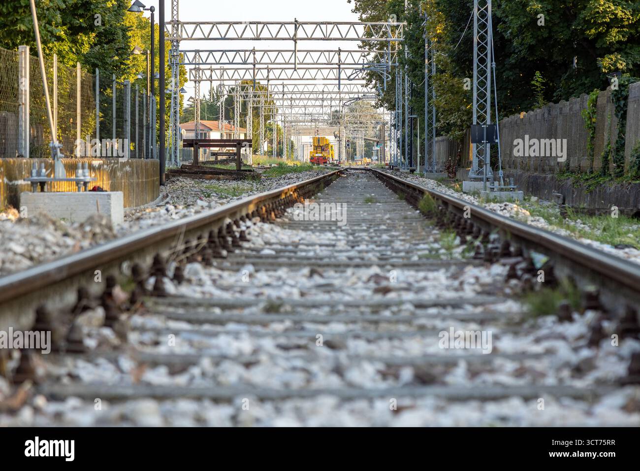 Binari ferroviari in manutenzione sulla linea Adria-Mestre con treno giallo di manutenzione alla stazione di piove di sacco, Padova, Veneto, Italia Foto Stock