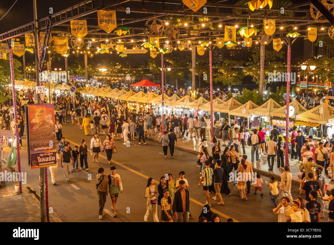 Bancarelle di artigianato e cibo fiancheggiano il fiume di notte durante Walking Street. Walking Street si svolge nei fine settimana. Phnom Penh, Cambogia. © Kraig Lieb Foto Stock