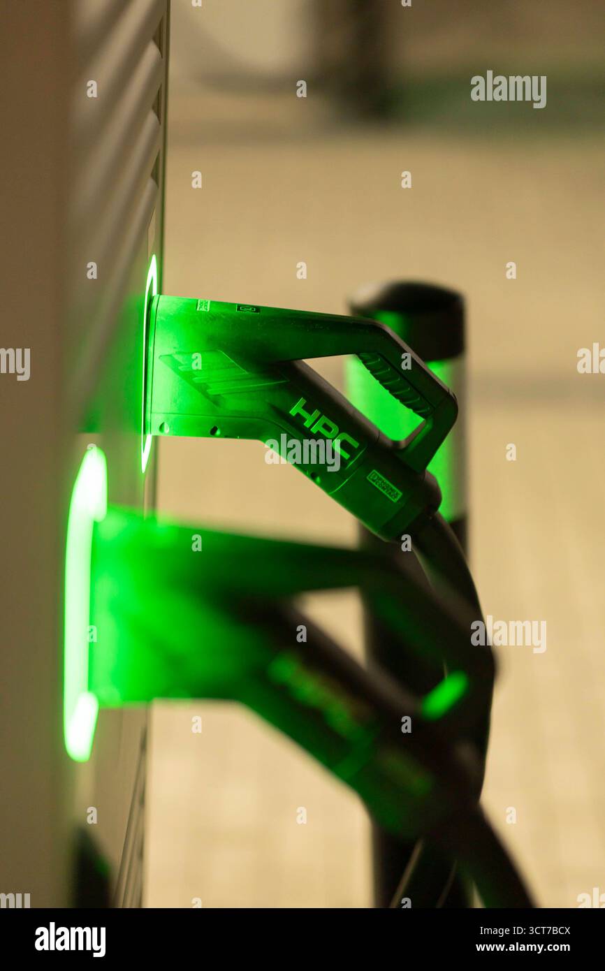 Der Mercedes Charging Hub: Elektromobilität bei Nacht, Die Mercedes-Benz HPC-Ladeinfrastruktur am Salzufer a Berlino taucht bei Abenddämmerung in ein elegantes Licht. Die Hochleistungsladesäulen bis zu 400 kW ermöglichen schnelles Laden von e-Fahrzeugen. Berlin Berlin Deutschland *** il Mercedes Charging Hub Electromobility di notte, l'infrastruttura di ricarica HPC Mercedes Benz di Salzufer a Berlino è immersa in una luce elegante al crepuscolo le stazioni di ricarica ad alte prestazioni fino a 400 kW consentono la ricarica rapida dei veicoli elettrici Berlino Berlino Germania Foto Stock