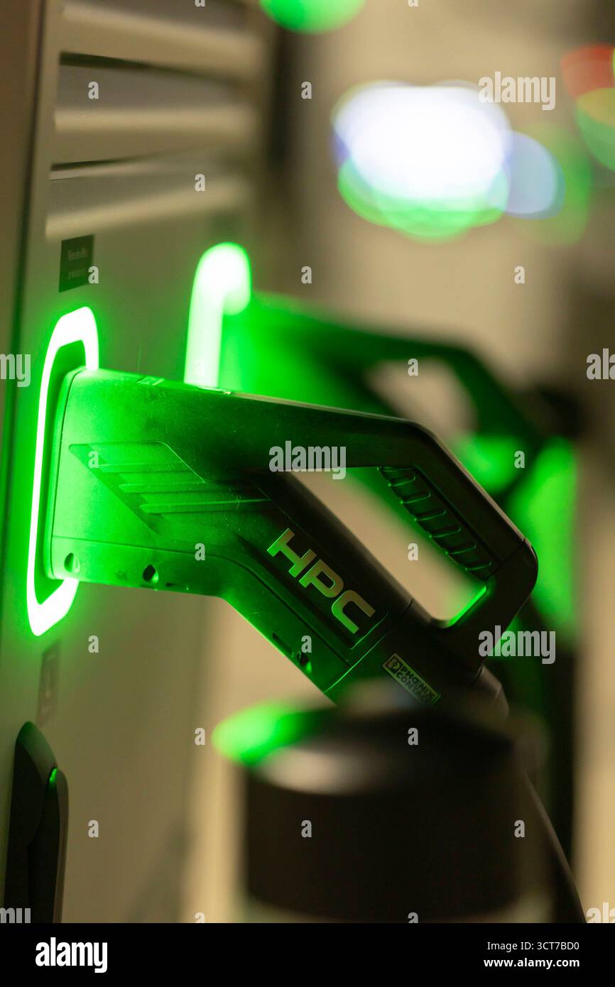 Der Mercedes Charging Hub: Elektromobilität bei Nacht, Die Mercedes-Benz HPC-Ladeinfrastruktur am Salzufer a Berlino taucht bei Abenddämmerung in ein elegantes Licht. Die Hochleistungsladesäulen bis zu 400 kW ermöglichen schnelles Laden von e-Fahrzeugen. Berlin Berlin Deutschland *** il Mercedes Charging Hub Electromobility di notte, l'infrastruttura di ricarica HPC Mercedes Benz di Salzufer a Berlino è immersa in una luce elegante al crepuscolo le stazioni di ricarica ad alte prestazioni fino a 400 kW consentono la ricarica rapida dei veicoli elettrici Berlino Berlino Germania Foto Stock