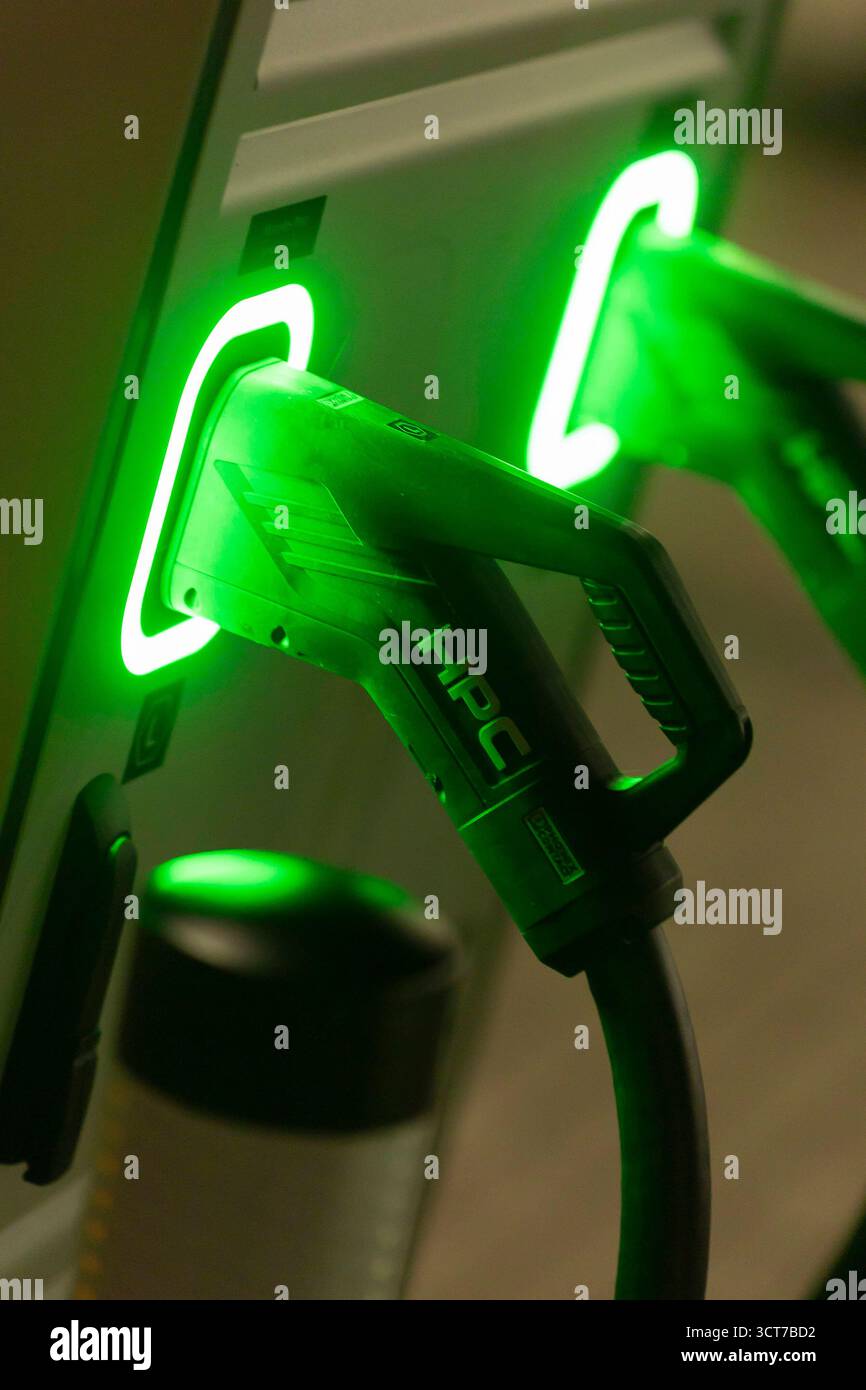 Der Mercedes Charging Hub: Elektromobilität bei Nacht, Die Mercedes-Benz HPC-Ladeinfrastruktur am Salzufer a Berlino taucht bei Abenddämmerung in ein elegantes Licht. Die Hochleistungsladesäulen bis zu 400 kW ermöglichen schnelles Laden von e-Fahrzeugen. Berlin Berlin Deutschland *** il Mercedes Charging Hub Electromobility di notte, l'infrastruttura di ricarica HPC Mercedes Benz di Salzufer a Berlino è immersa in una luce elegante al crepuscolo le stazioni di ricarica ad alte prestazioni fino a 400 kW consentono la ricarica rapida dei veicoli elettrici Berlino Berlino Germania Foto Stock