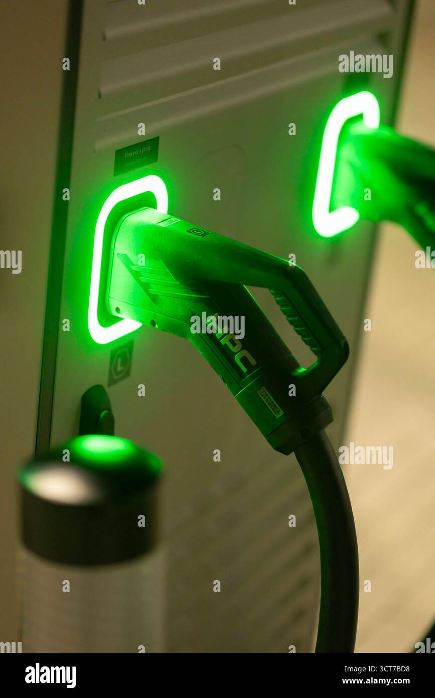 Der Mercedes Charging Hub: Elektromobilität bei Nacht, Die Mercedes-Benz HPC-Ladeinfrastruktur am Salzufer a Berlino taucht bei Abenddämmerung in ein elegantes Licht. Die Hochleistungsladesäulen bis zu 400 kW ermöglichen schnelles Laden von e-Fahrzeugen. Berlin Berlin Deutschland *** il Mercedes Charging Hub Electromobility di notte, l'infrastruttura di ricarica HPC Mercedes Benz di Salzufer a Berlino è immersa in una luce elegante al crepuscolo le stazioni di ricarica ad alte prestazioni fino a 400 kW consentono la ricarica rapida dei veicoli elettrici Berlino Berlino Germania Foto Stock