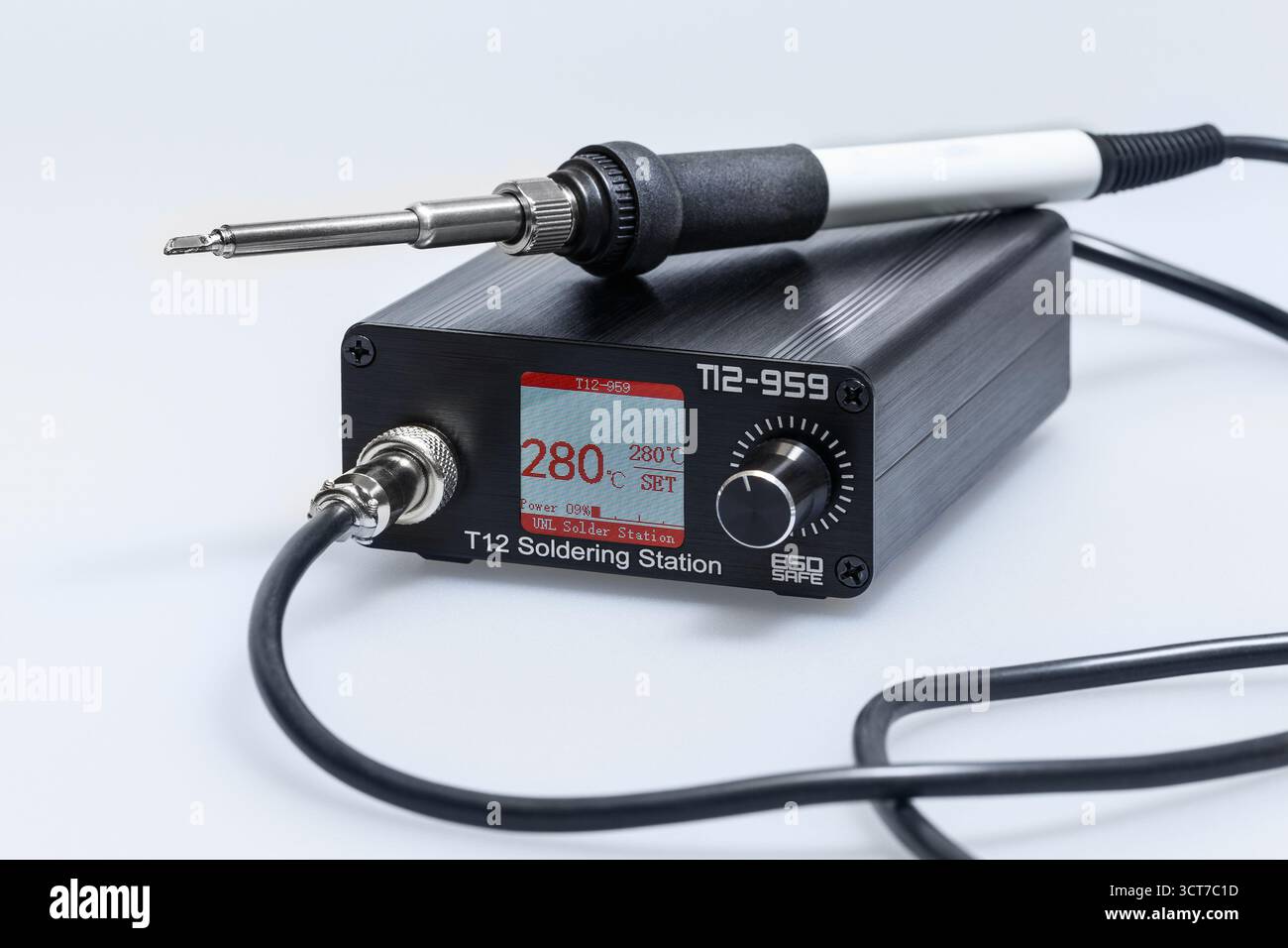 Una moderna stazione di saldatura digitale con display OLED, primo piano, su sfondo bianco Foto Stock