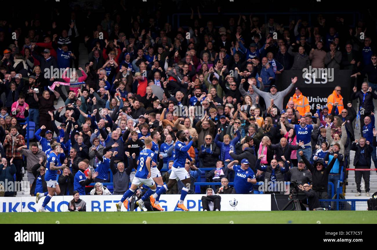Cedric Kipre di Ipswich Town celebra il primo gol della squadra durante la partita del campionato Sky Bet a Portman Road, Ipswich. Data foto: Domenica 5 ottobre 2025. Foto Stock