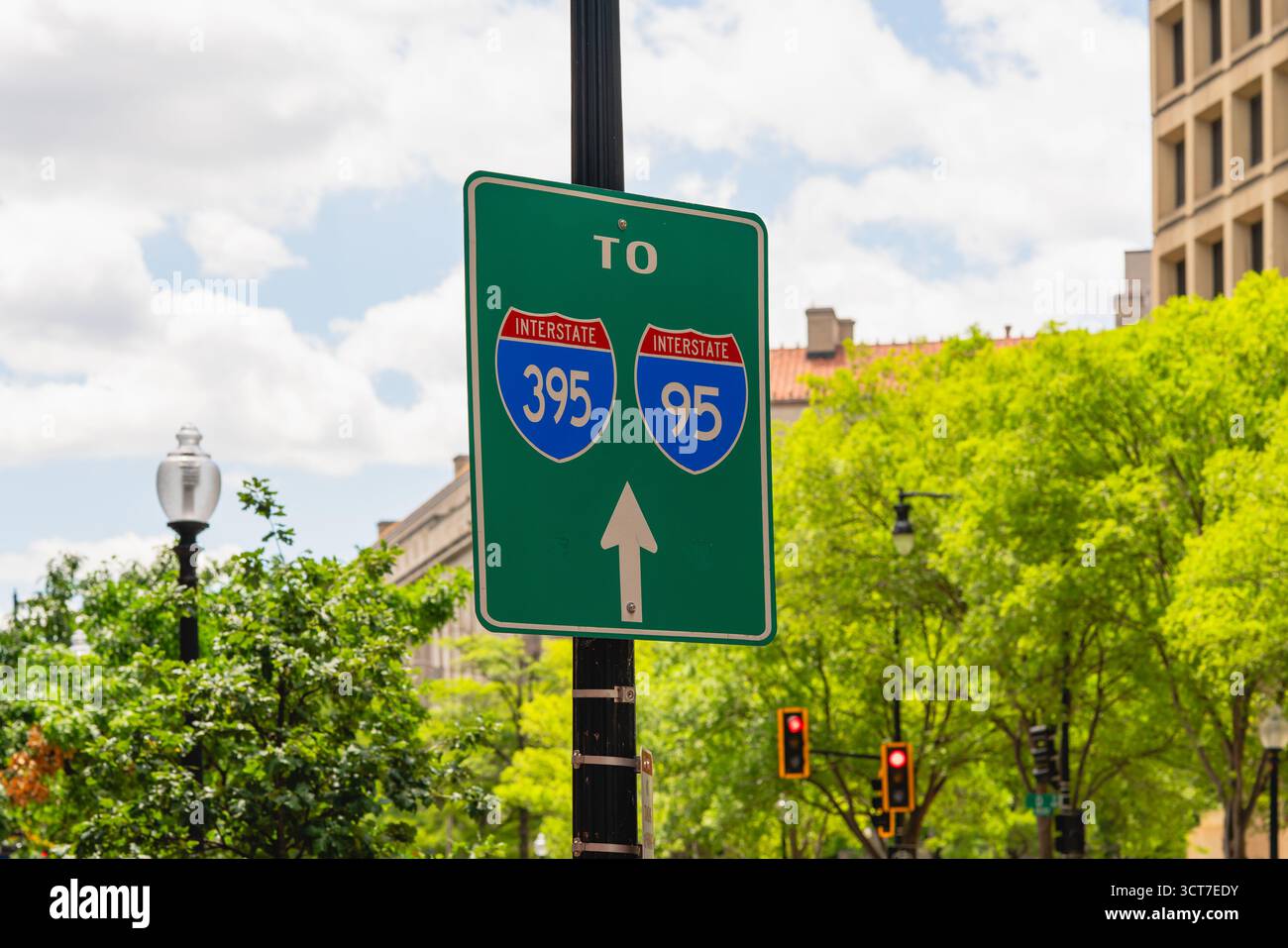 Washington D. C., USA - 24 maggio 2025. Un cartello verde dell'autostrada dirige il traffico verso l'Interstate 395 e l'Interstate 95. Foto Stock