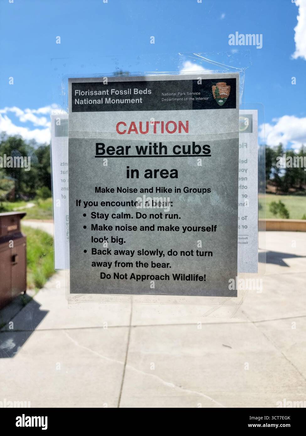 Avviso cartaceo con avviso per un orso con cuccioli nel Florissant Fossil Beds National Monument; fissato su una finestra Foto Stock