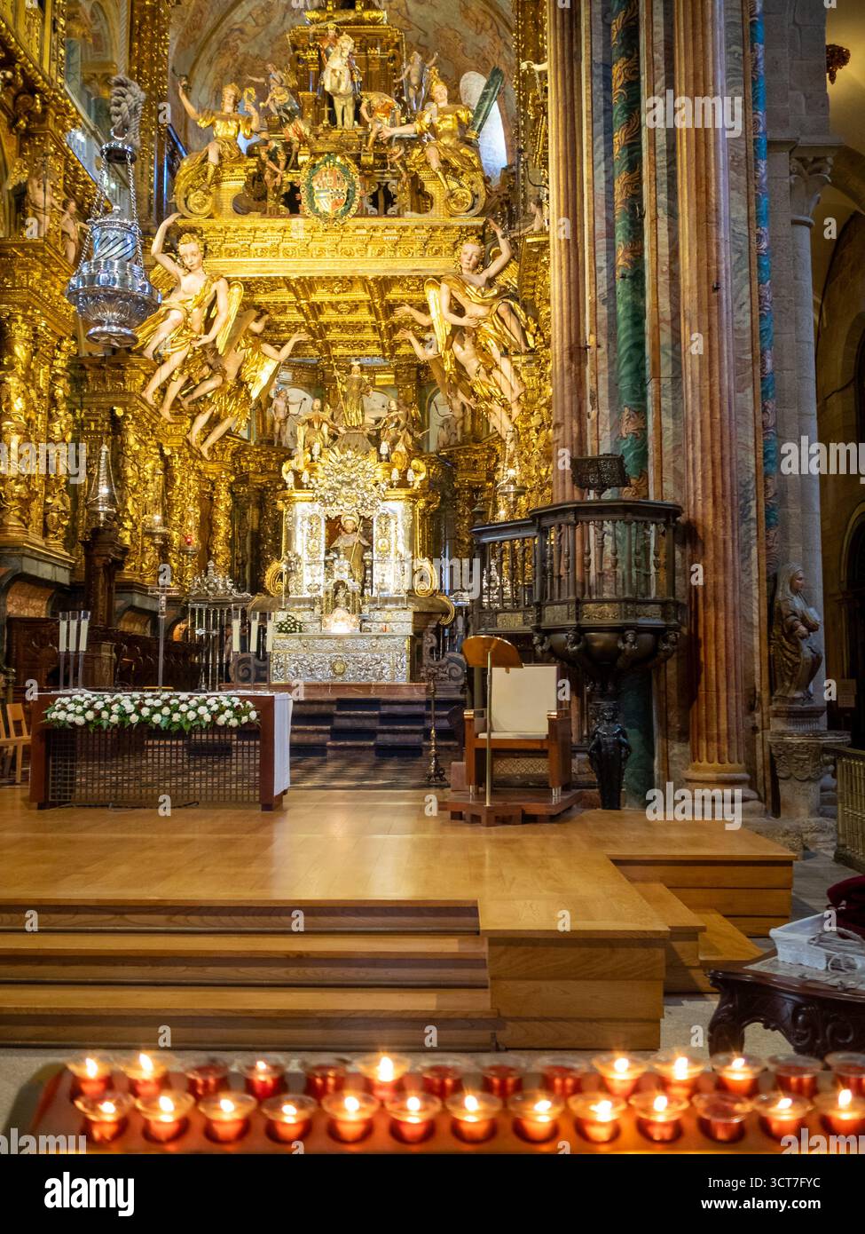 Candele sull'altare maggiore della Cattedrale di Santiago de Compostela Foto Stock