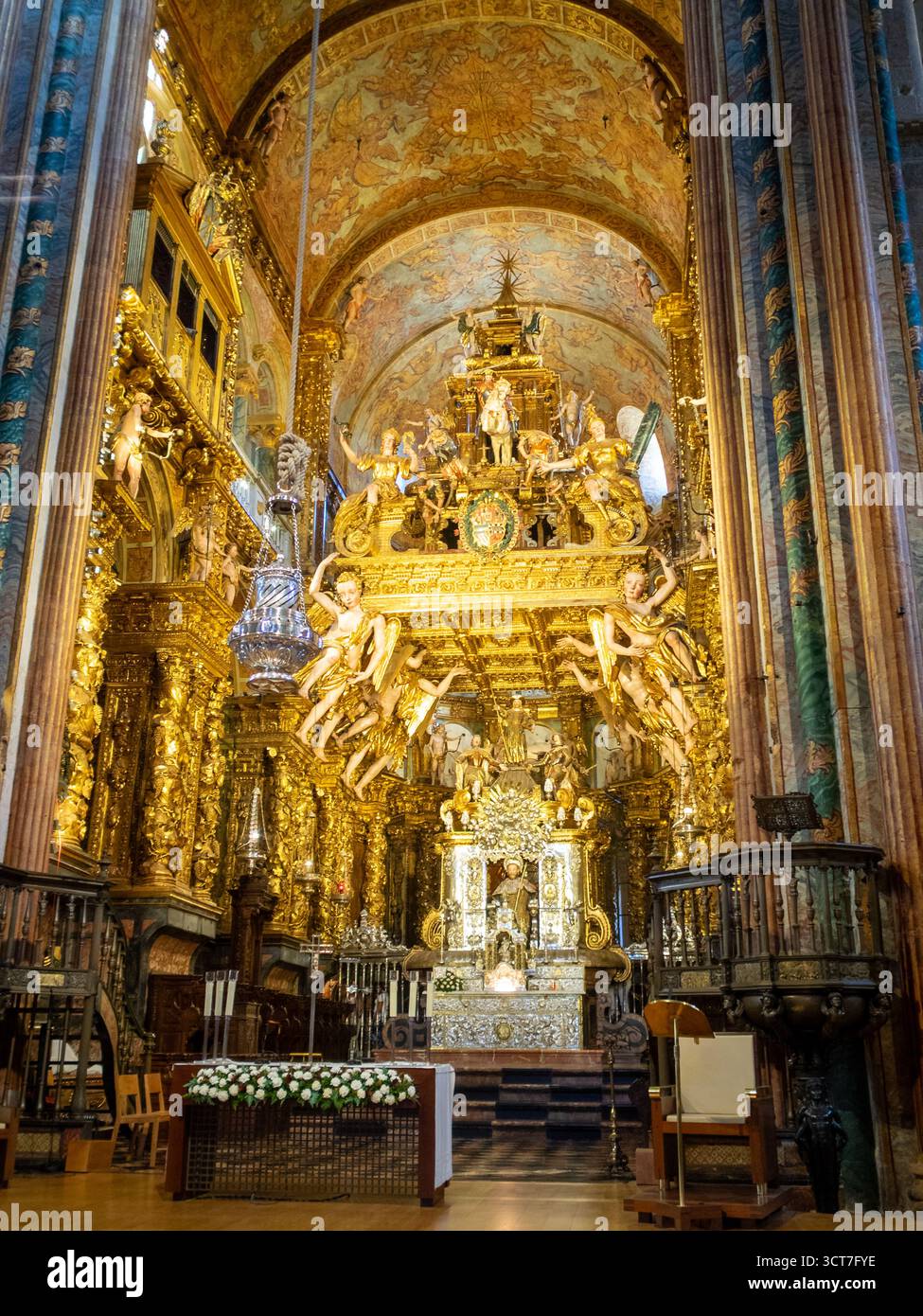 L'altare maggiore d'oro e d'argento della Cattedrale di Santiago di Compostela Foto Stock