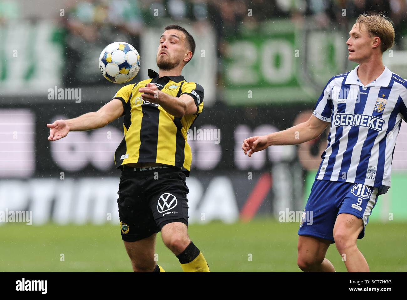 GOTHENBURG, SVEZIA 20251005Pavle Vagic di Hammarby e Max Fenger di Gothenburg durante la partita di calcio Allsvenskan di domenica tra IFK Gothenburg e Hammarby IF a Gamla Ullevi. Foto: Björn Larsson Rosvall / TT / codice 9200 questo testo è tradotto automaticamente Foto Stock