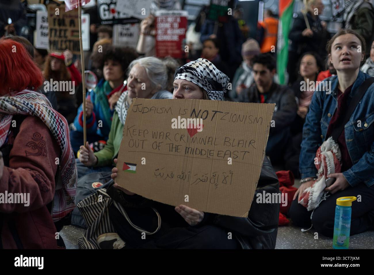 Glasgow, Scozia, 5 ottobre 2025. I manifestanti della manifestazione Stop the War Scotland contro il conflitto in corso e il genocidio a Gaza, in Palestina, entrano nella stazione ferroviaria di Queen Street a Glasgow per tenere una protesta sit-in, a Glasgow, in Scozia, il 5 ottobre 2025. Crediti: jeremy sutton-hibbert/Alamy Live NewsMiddle East, War, Conflict, Foto Stock