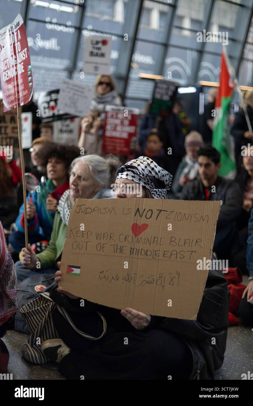 Glasgow, Scozia, 5 ottobre 2025. I manifestanti della manifestazione Stop the War Scotland contro il conflitto in corso e il genocidio a Gaza, in Palestina, entrano nella stazione ferroviaria di Queen Street a Glasgow per tenere una protesta sit-in, a Glasgow, in Scozia, il 5 ottobre 2025. Crediti: jeremy sutton-hibbert/Alamy Live NewsMiddle East, War, Conflict, Foto Stock