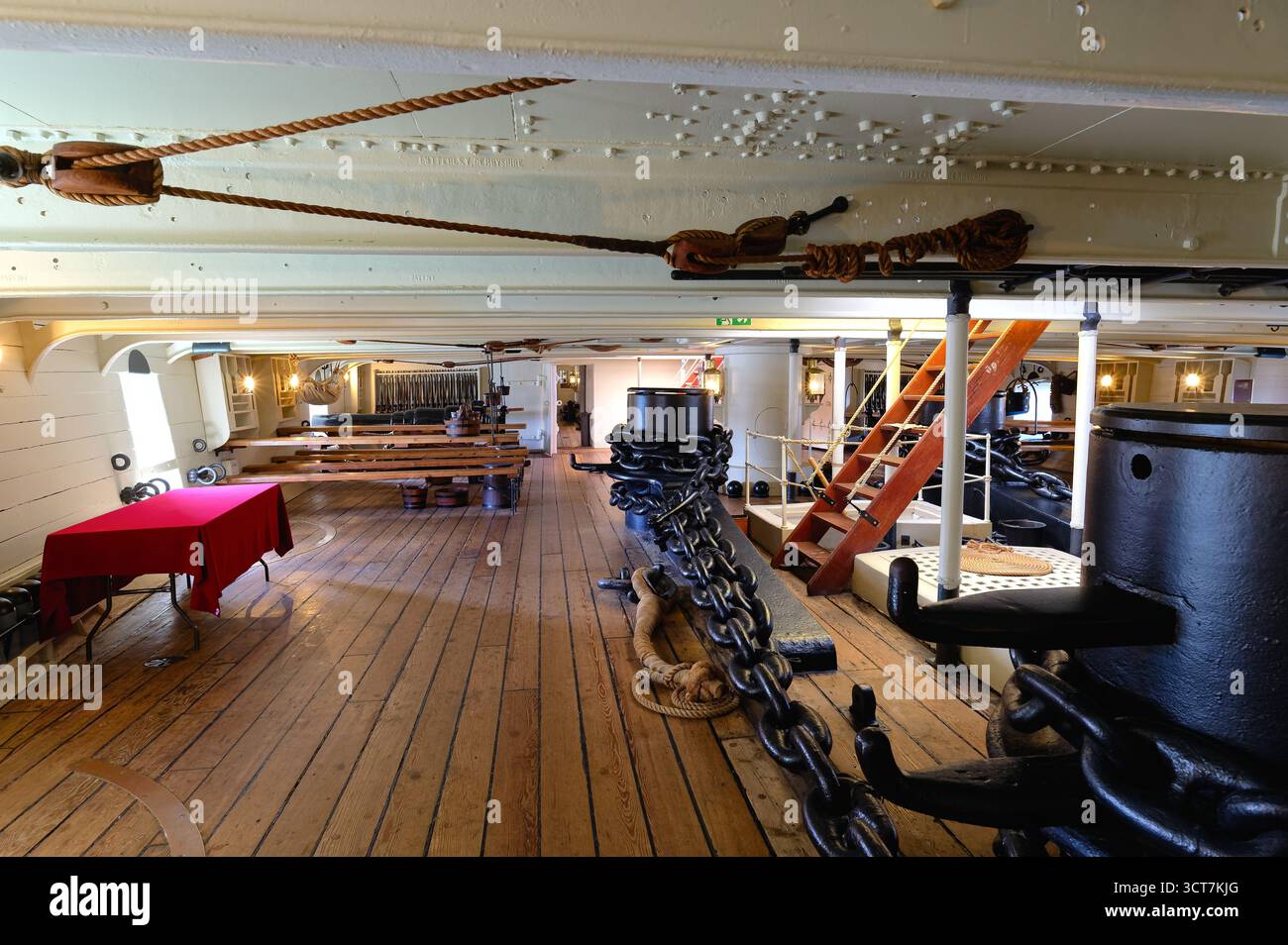 HMS Warrior la prima nave da battaglia con scafo in ferro costruita per la Royal Navy ora ormeggiata a Portsmouth Historic Dockyard nell'Hampshire, Gran Bretagna Foto Stock
