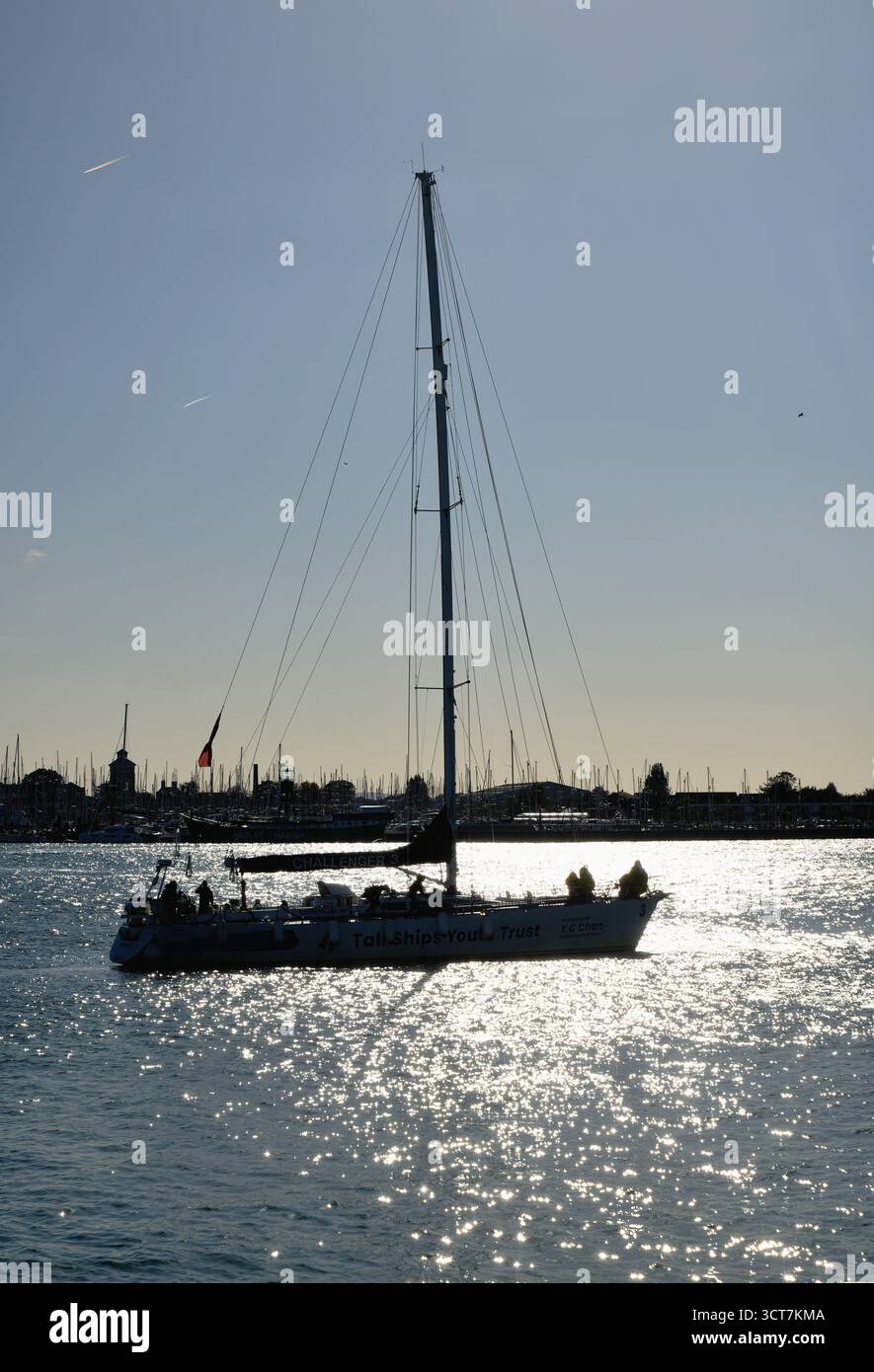 Una sagoma dello yacht Tall Ships Youth Trust Challenger 3 in navigazione nel porto di Portsmouth Hampshire Inghilterra Regno Unito Foto Stock