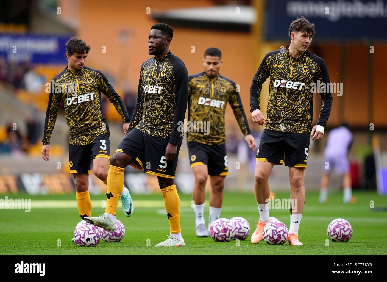 Marshall Munetsi dei Wolverhampton Wanderers (seconda a sinistra) Jorgen Strand Larsen (a destra) prima della partita di Premier League al Molineux Stadium di Wolverhampton. Data foto: Domenica 5 ottobre 2025. Foto Stock