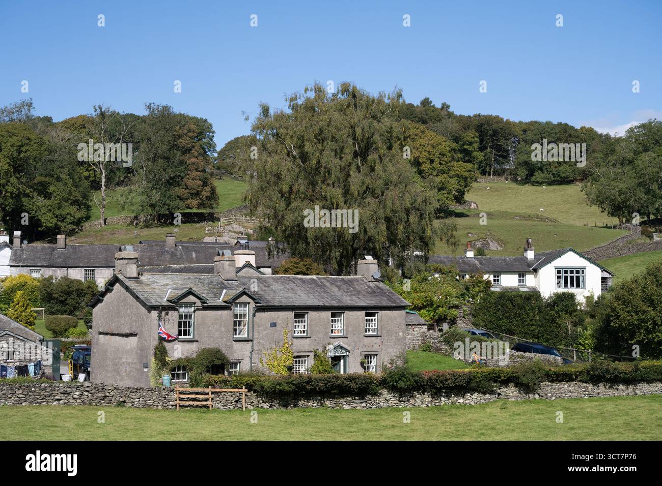 Cottage tradizionali imbiancati a calce a Sawrey Village, vicino a Hill Top, Lake District, Cumbria, Inghilterra, in una giornata di sole Foto Stock