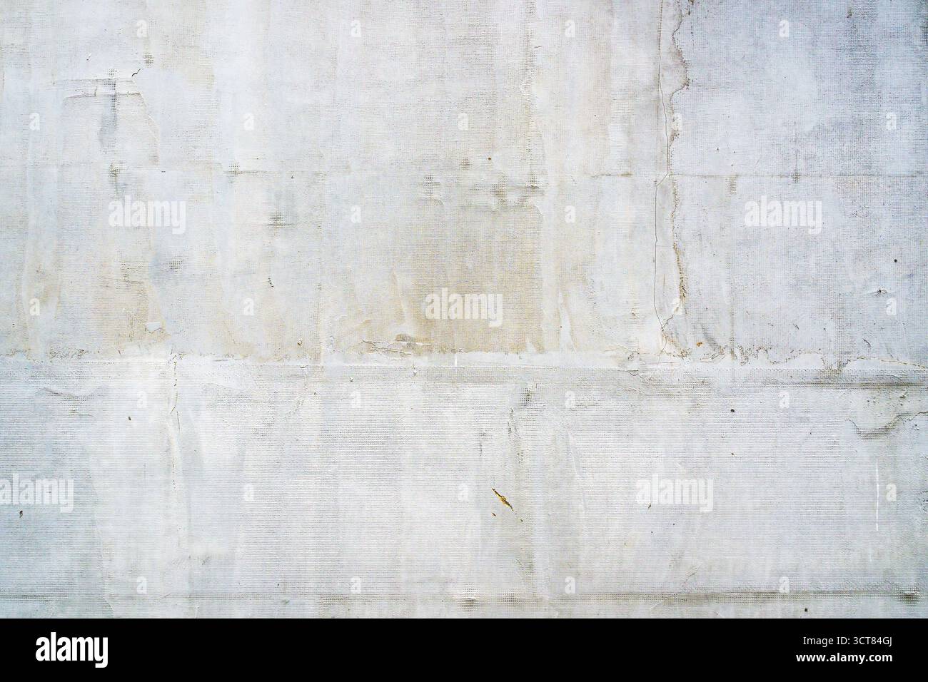 Parete di cemento sporca con dettagli in rete di rinforzo in fibra di vetro esposti, struttura costruttiva. Foto Stock