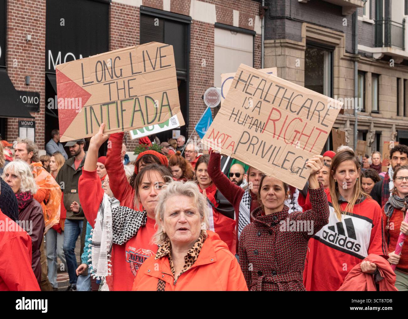Amsterdam Paesi Bassi 5 ottobre 2025 Rode lijn protesta. Protesta della linea rossa. Un fascicolo apparentemente infinito di manifestanti per le strade di Amsterdam che chiede al governo olandese di assumere una posizione più forte contro le azioni israeliane nella striscia di Gaza. Lunga vita all'intifada, l'assistenza sanitaria è un diritto umano non un privilegio palestina, pro-palestina, guerra, genocidio, Israele, Foto Stock
