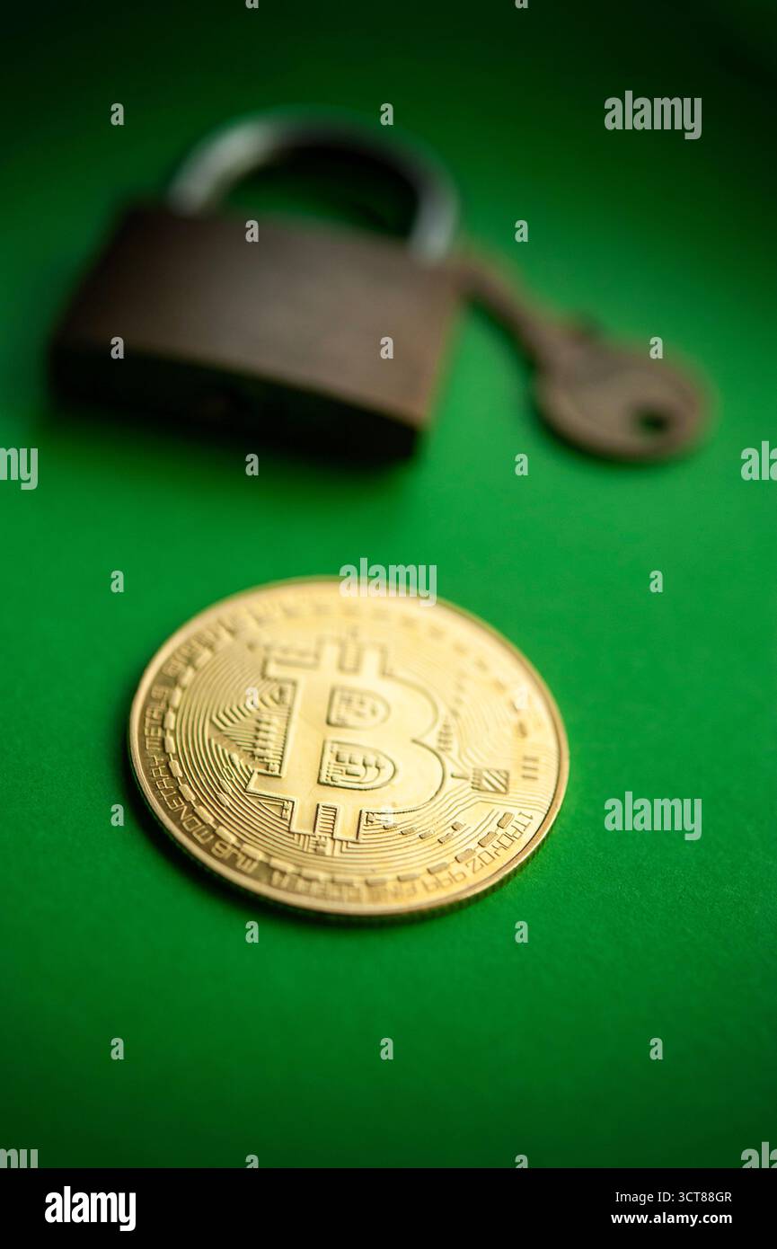 Bitcoin Coin con lucchetto su sfondo verde che simboleggia sicurezza, privacy e protezione nelle transazioni di criptovaluta Foto Stock