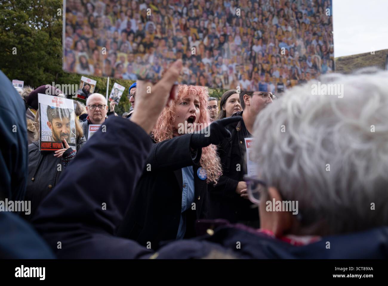 Edimburgo, Scozia, 5 ottobre 2025. La comunità ebraica della Scozia tiene una veglia, alla quale partecipano il primo ministro scozzese John Swinney, che è stato sconcertato durante il suo discorso da una donna partecipante (nella foto), e il rabbino capo della Scozia Rabbi Moshe Rubin, il giorno 730 degli ostaggi israeliani tenuti a Gaza, in Palestina, dal gruppo terroristico Hamas, a Edimburgo, in Scozia, il 5 ottobre 2025. Foto Stock
