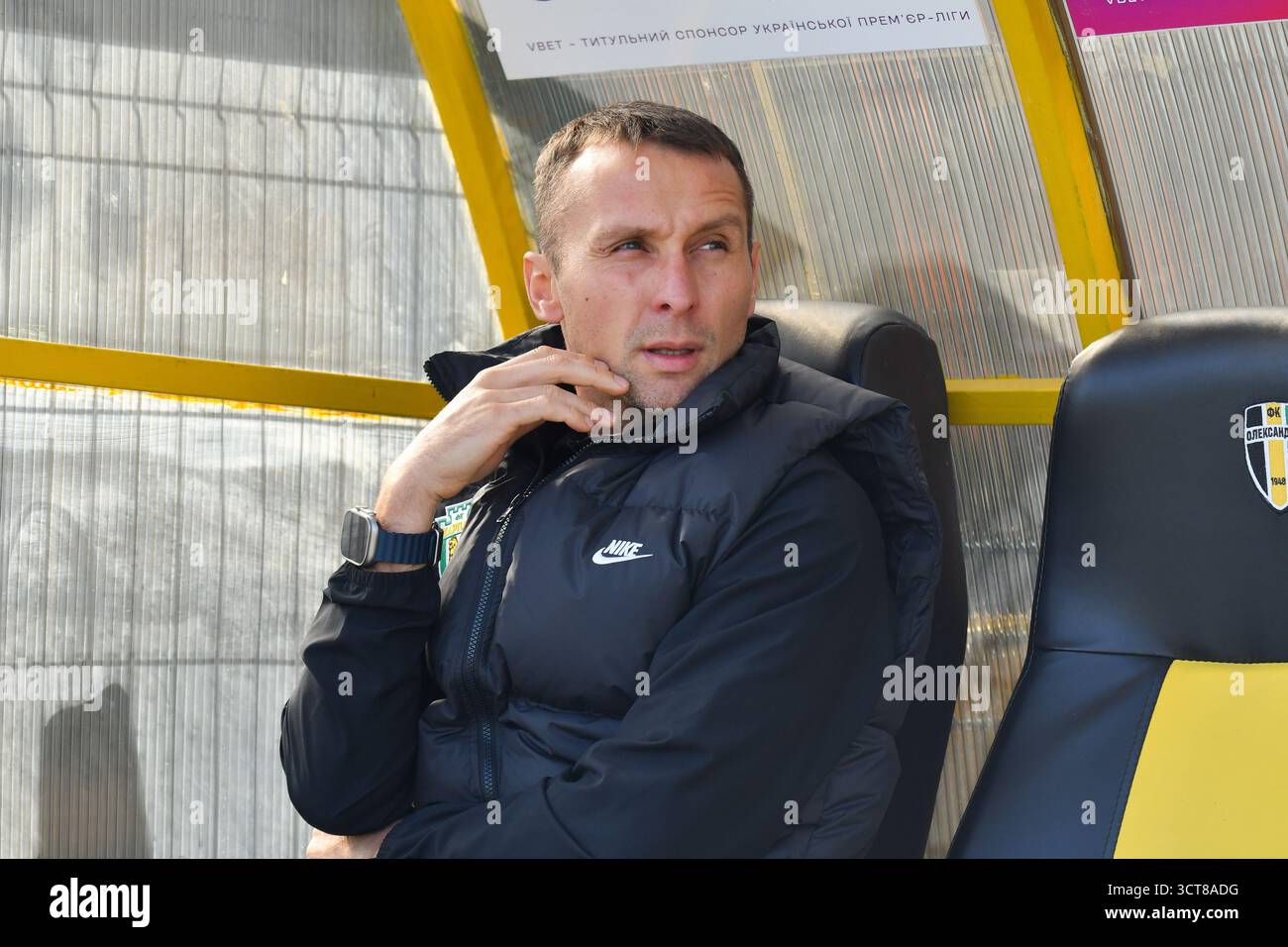 Vladyslav Lupashko, capo allenatore del Karpaty Lviv visto durante la partita di Premier League Ucraina tra FC Oleksandriya e FC Karpaty Lviv al CSC Nika Stadium il 4 ottobre 2025 a Oleksandriya, Ucraina. Foto Stock