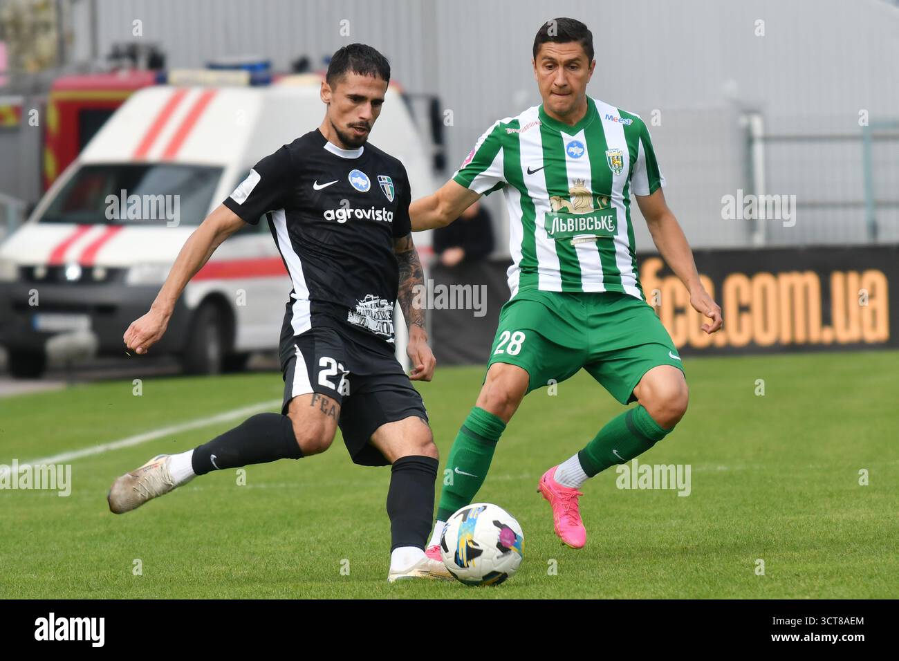 Pavlo Polegenko di Karpaty vs Tedi cara di Oleksandriya durante la partita di Premier League Ucraina tra FC Oleksandriya e FC Karpaty Lviv al CSC Nika Stadium il 4 ottobre 2025 a Oleksandriya, Ucraina. Foto Stock