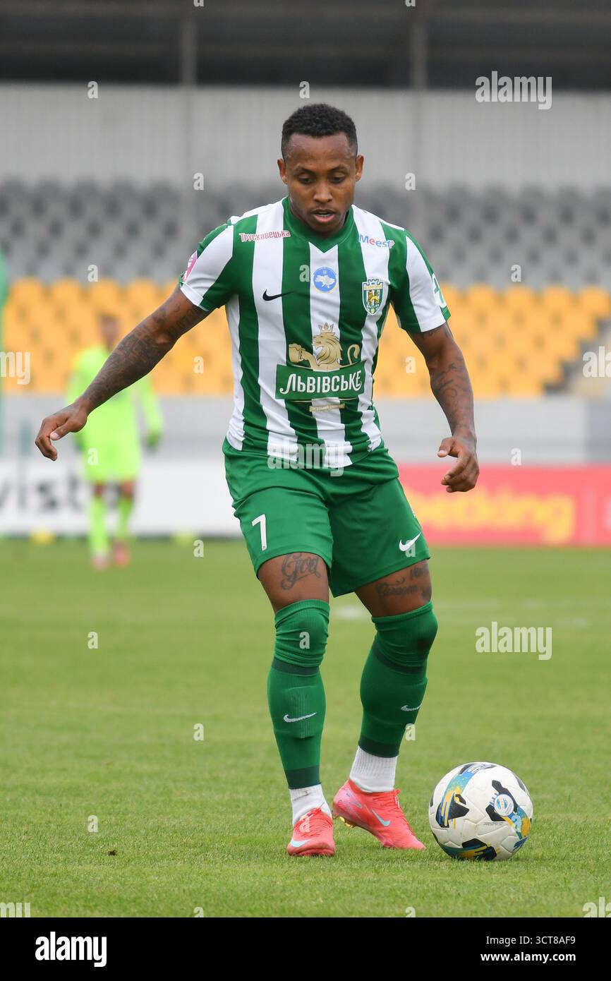 Paulo Vitor di Karpaty controlla una palla durante la partita di Premier League Ucraina tra FC Oleksandriya e FC Karpaty Lviv al CSC Nika Stadium il 4 ottobre 2025 a Oleksandriya, Ucraina. Foto Stock