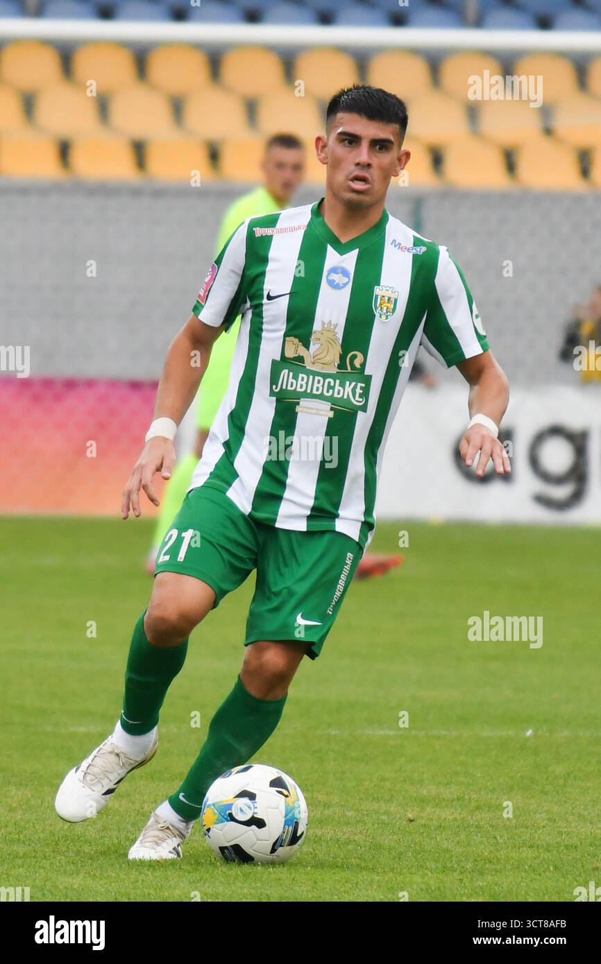 Patricio Tanda di Karpaty controlla una palla durante la partita di Premier League Ucraina tra FC Oleksandriya e FC Karpaty Lviv al CSC Nika Stadium il 4 ottobre 2025 a Oleksandriya, Ucraina. Foto Stock