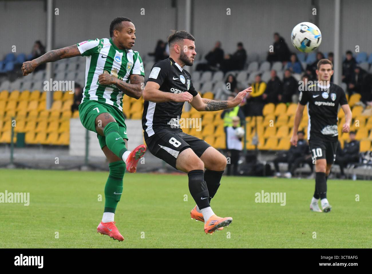 Paulo Vitor di Karpaty vs Sergiy Buletsa di Oleksandriya durante la partita di Premier League Ucraina tra FC Oleksandriya e FC Karpaty Lviv al CSC Nika Stadium il 4 ottobre 2025 a Oleksandriya, Ucraina. Foto Stock