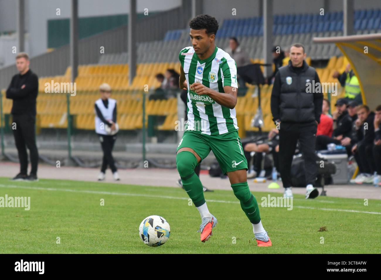 Fabiano Rodrigues Pereira di Karpaty controlla un pallone durante la partita di Premier League Ucraina tra FC Oleksandriya e FC Karpaty Lviv al CSC Nika Stadium il 4 ottobre 2025 a Oleksandriya, Ucraina. Foto Stock