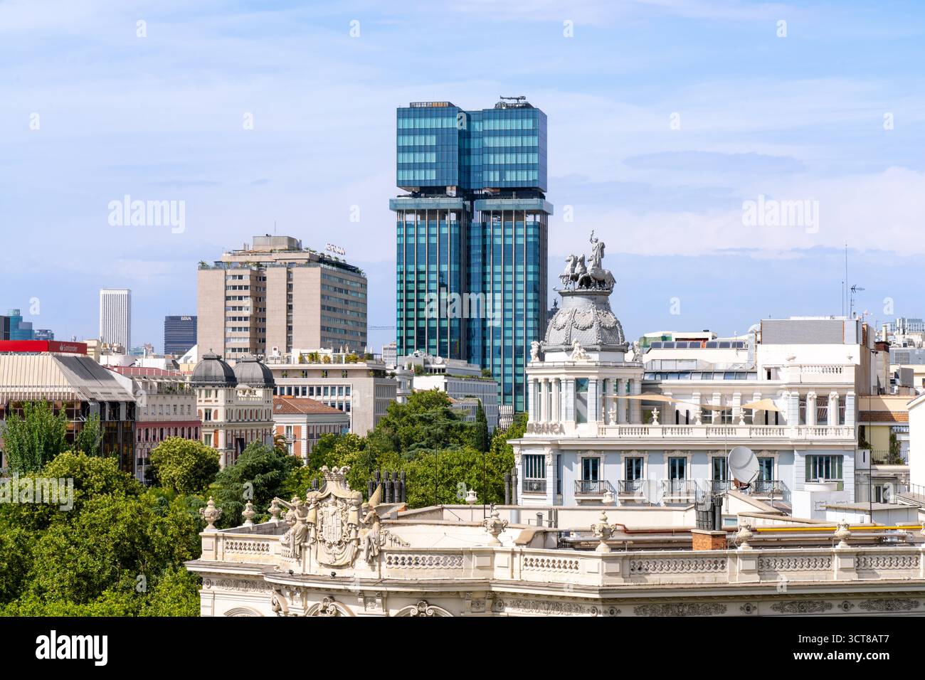 Madrid Spagna - 13 agosto 2025: Edifici storici e moderni visti da un tetto a Madrid Spagna Foto Stock