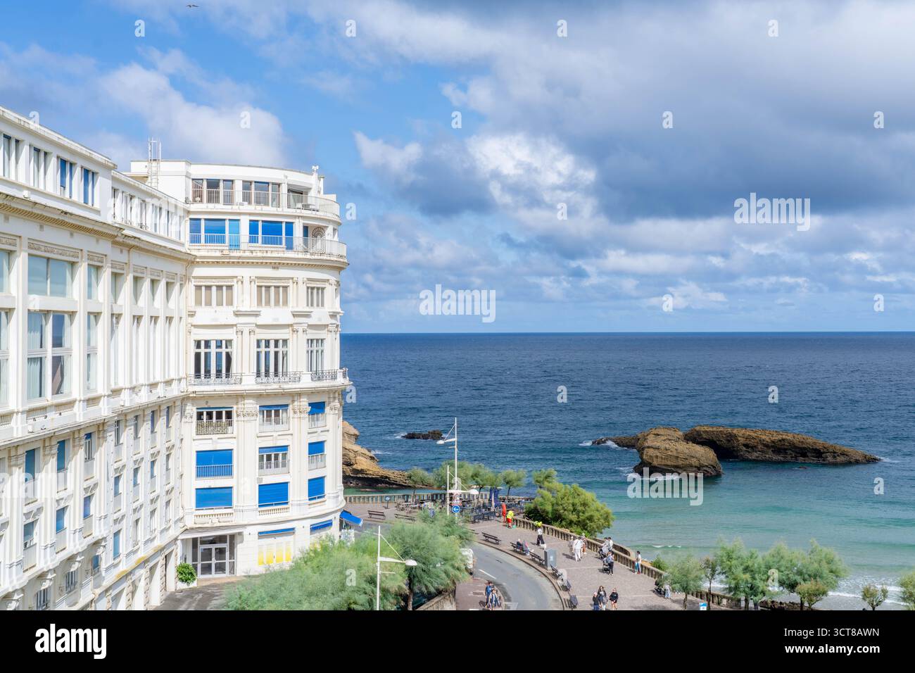 Biarritz Francia - 20 agosto 2025: Centro congressi Centre de Congrès Bellevue con persone che camminano vicino all'Oceano Atlantico a Biarritz Francia Foto Stock