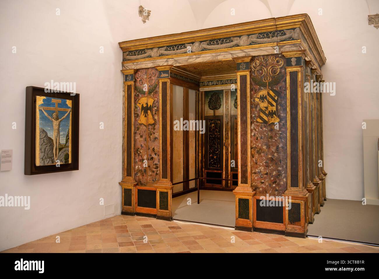 Italien, Urbino, 09.09.2025 Der Palazzo Ducale ist ein im Wesentlichen im Auftrag von Graf Federico da Montefeltro zwischen 1463 und 1472 errichteter Herzogspalast der Renaissance in der italienischen Stadt Urbino in der Region Marken. Er zaehlt heute zum Weltkulturerbe der UNESCO. Die Galleria Nazionale delle Marche Nationalgalerie, Die der Palast beherbergt, ist eine der bedeutendsten Kunstsammlungen der Renaissance weltweit. Foto: Alkoven Schlafnische des Herzogs Federico da Montefeltro, zugeschrieben Bartolomeo Corradini, genannt FrÃ Carnevale, 1459-60 Stadt Urbino Stadt Urbino *** Italia, Foto Stock