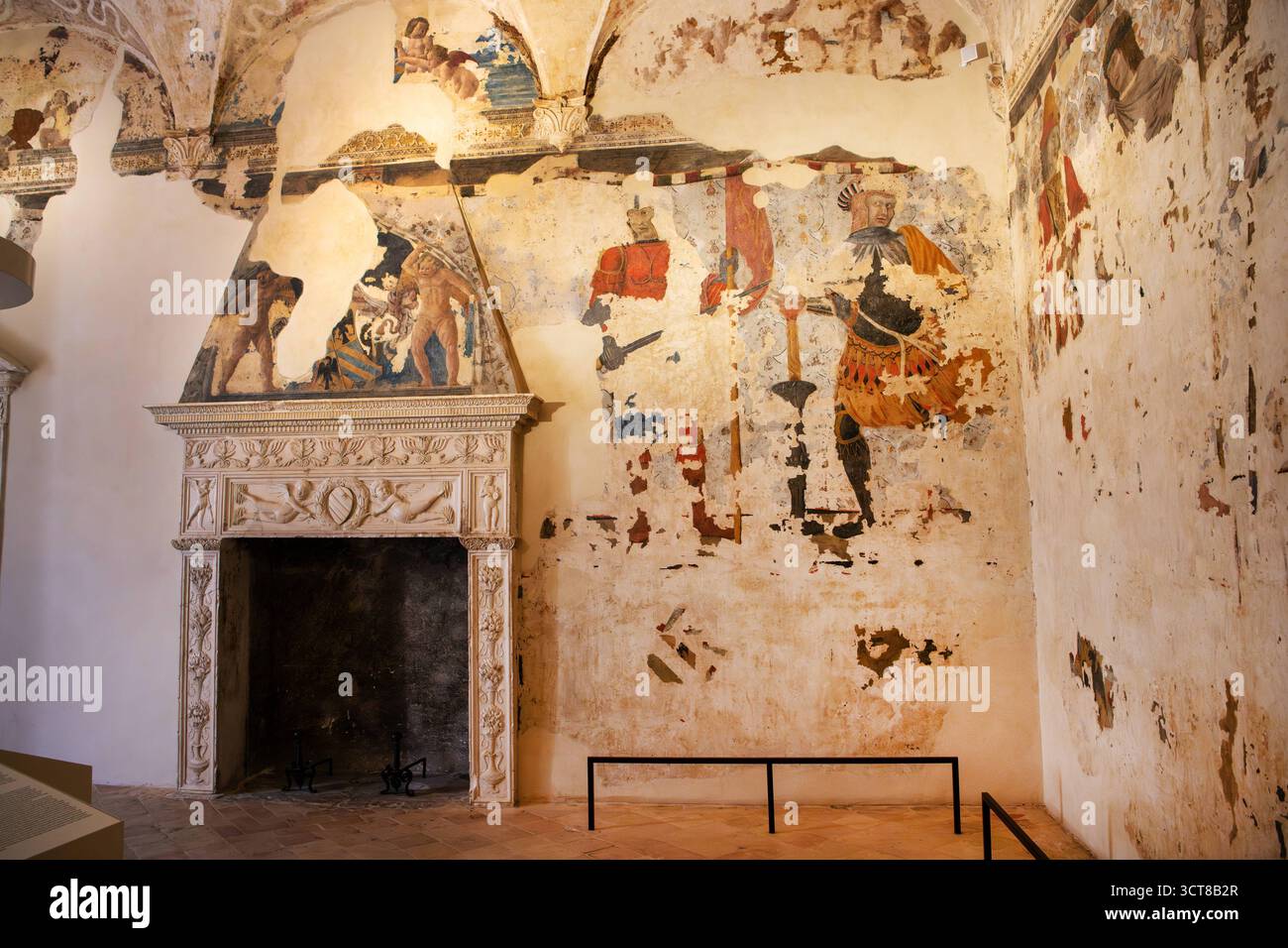 Italien, Urbino, 09.09.2025 Der Palazzo Ducale ist ein im Wesentlichen im Auftrag von Graf Federico da Montefeltro zwischen 1463 und 1472 errichteter Herzogspalast der Renaissance in der italienischen Stadt Urbino in der Region Marken. Er zaehlt heute zum Weltkulturerbe der UNESCO. Die Galleria Nazionale delle Marche Nationalgalerie, Die der Palast beherbergt, ist eine der bedeutendsten Kunstsammlungen der Renaissance weltweit. Foto: Appartamento della Jole, Kamin und Fresken von Giovanni Boccati aus Camerino, UNESCO-Weltkulturerbe, teilweise Rekonstruktion der Nordwand Stadt Urbino Stadt Urbi Foto Stock