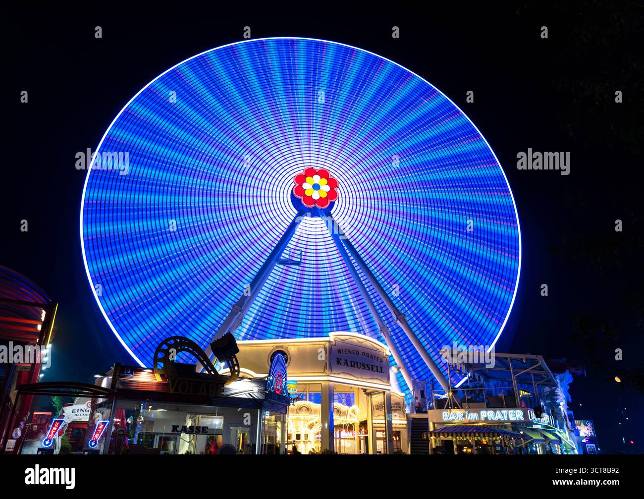 Vienna Austria - 12 settembre 2025: Lunga esposizione della ruota panoramica al Prater Park di notte a Vienna Austria Foto Stock