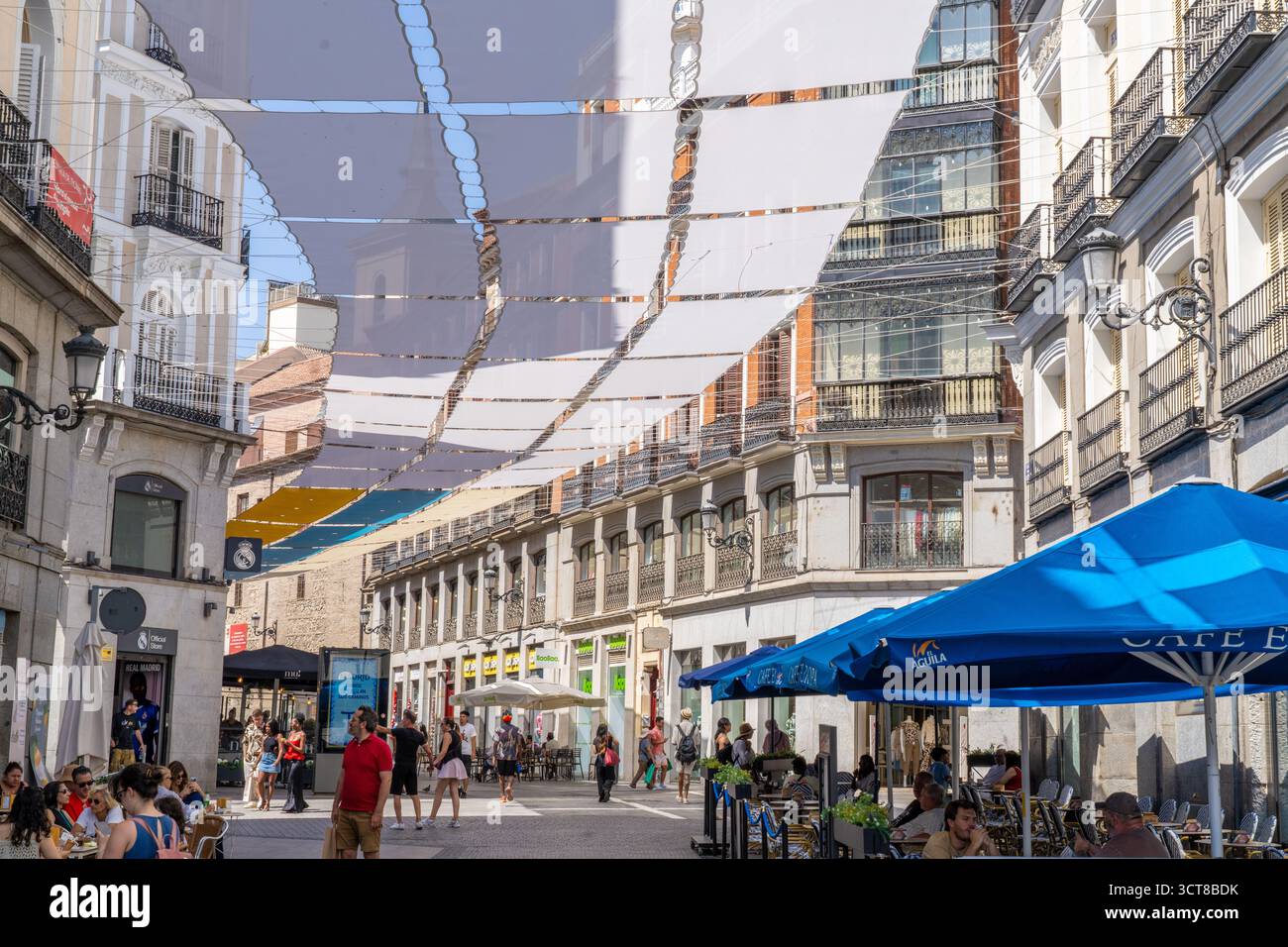 Madrid Spagna - 10 agosto 2025: Via pedonale a Madrid vicino a Plaza del Sol con copertura ombreggiata e negozi Foto Stock
