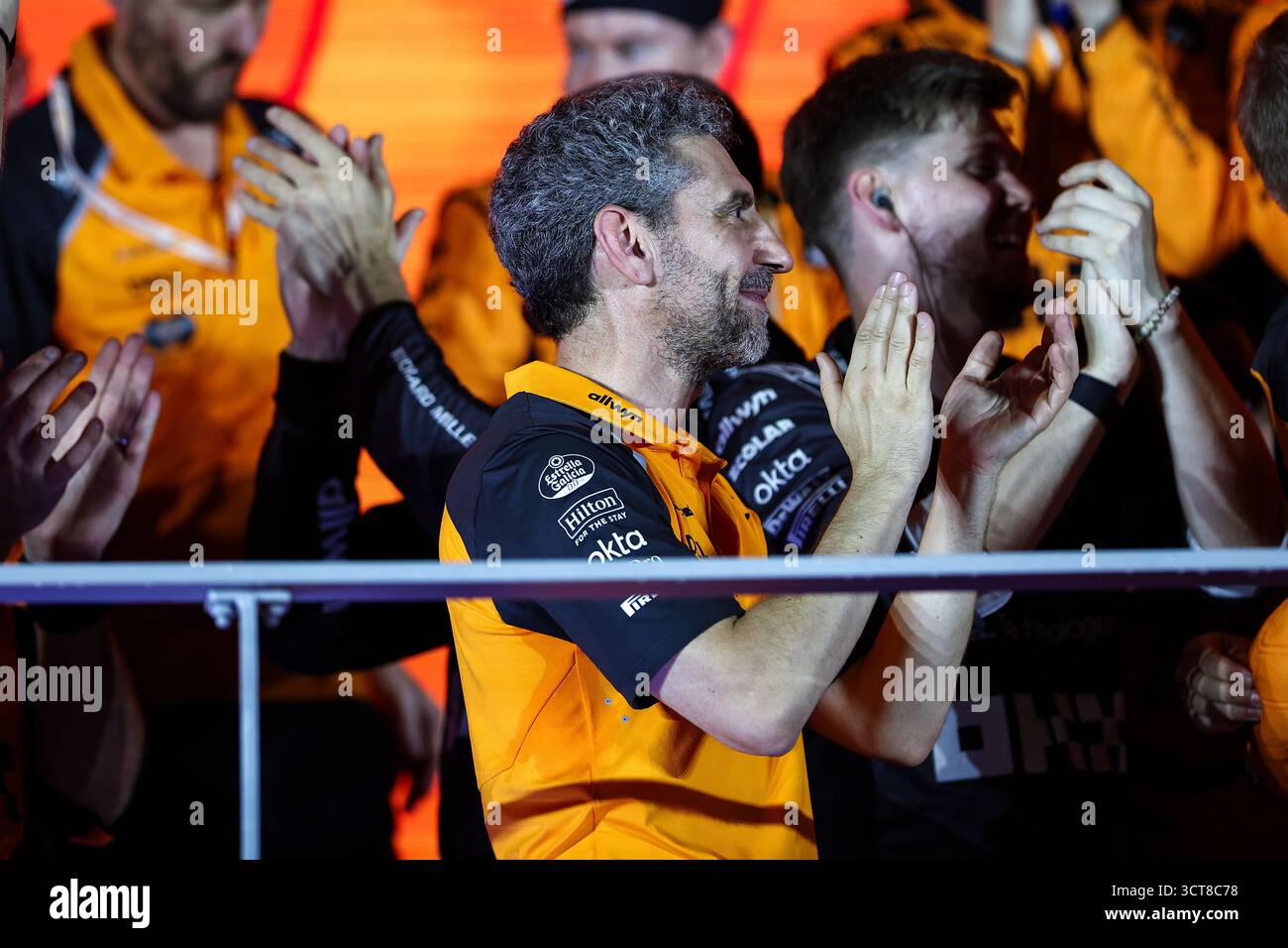 STELLA Andrea (ita), Team Principal del McLaren F1 Team, Portrait McLaren F1 Team Constructor World Champions Celebration durante il Gran Premio di Formula 1 di Singapore 2025, 18° round del Campionato del mondo di Formula 1 2025 FIA dal 3 al 5 ottobre 2025 sul Marina Bay Street Circuit, a Singapore Foto Stock
