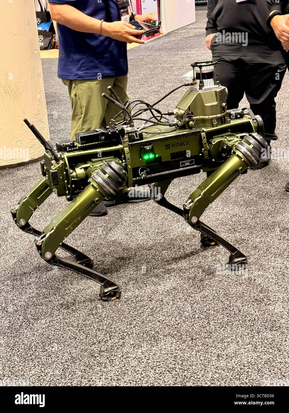 Robot militare quadruplicato esposto al Technology expo - Immagine stock catturata con smartphone