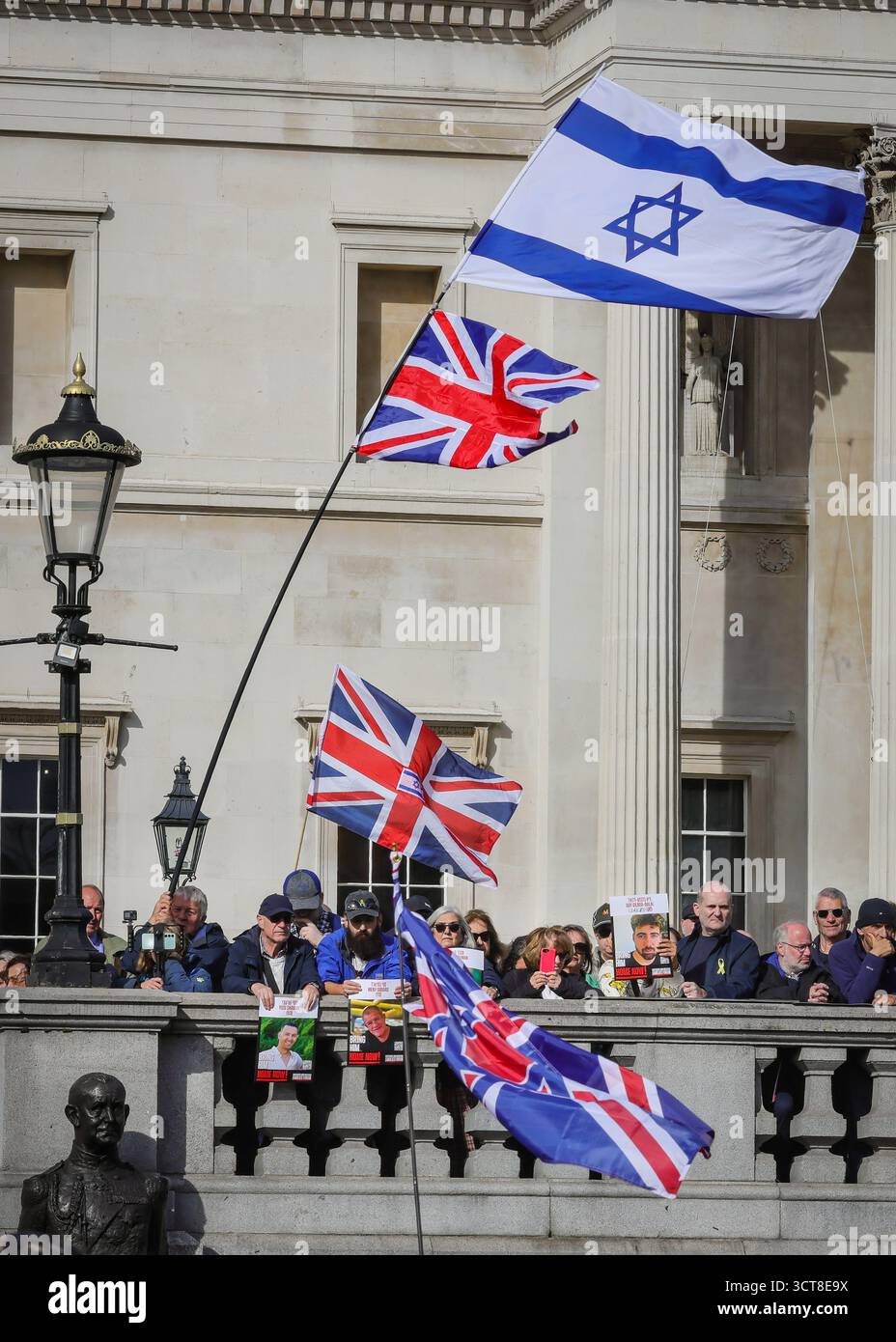 Londra, Regno Unito. 5 ottobre 2025. Un evento commemorativo si tiene a Trafalgar Square a Londra in vista dell'anniversario di martedì degli attentati del 7 ottobre in Israele, per onorare le vite perse e chiedere il rilascio di tutti gli ostaggi. L'evento è organizzato dal Board of Deputies of British Jews (BDBJ), in collaborazione con il Jewish Leadership Council e altre organizzazioni. Crediti: Imageplotter/Alamy Live News Foto Stock