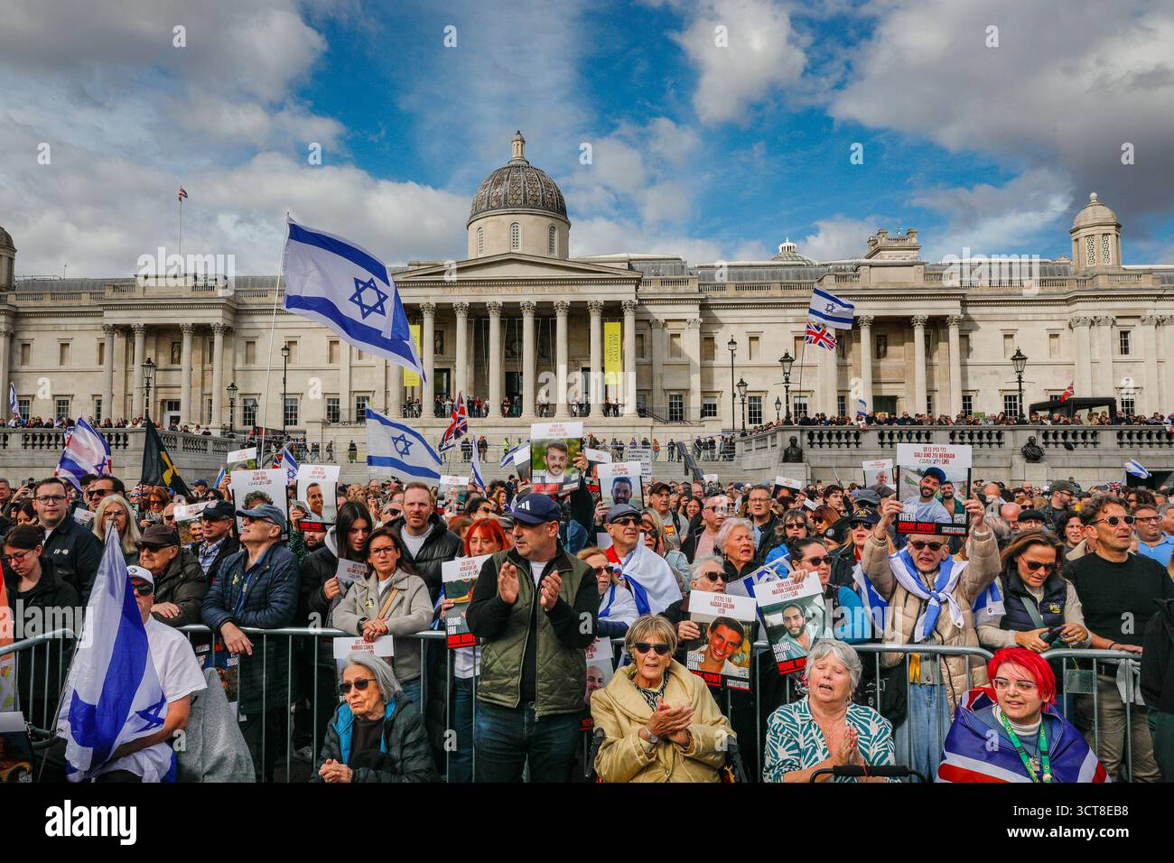 Londra, Regno Unito. 5 ottobre 2025. Un evento commemorativo si tiene a Trafalgar Square a Londra in vista dell'anniversario di martedì degli attentati del 7 ottobre in Israele, per onorare le vite perse e chiedere il rilascio di tutti gli ostaggi. L'evento è organizzato dal Board of Deputies of British Jews (BDBJ), in collaborazione con il Jewish Leadership Council e altre organizzazioni. Crediti: Imageplotter/Alamy Live News Foto Stock
